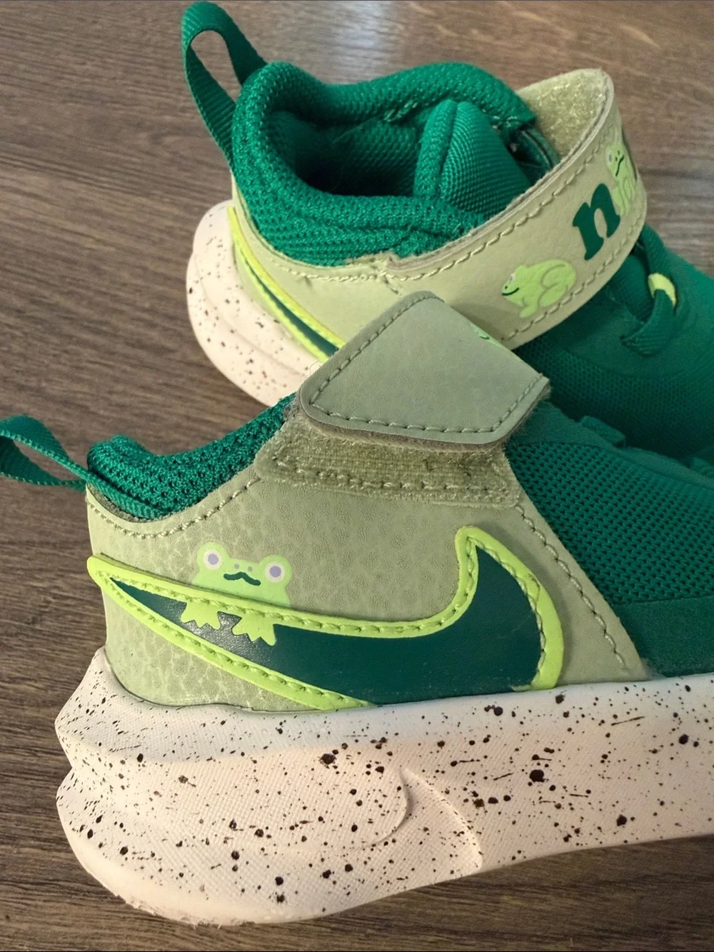 Nike Kids' 7C Green Frog Lightweight Sneaker with Speckled Sole